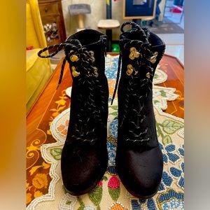 New black ankle boots 6 1/2